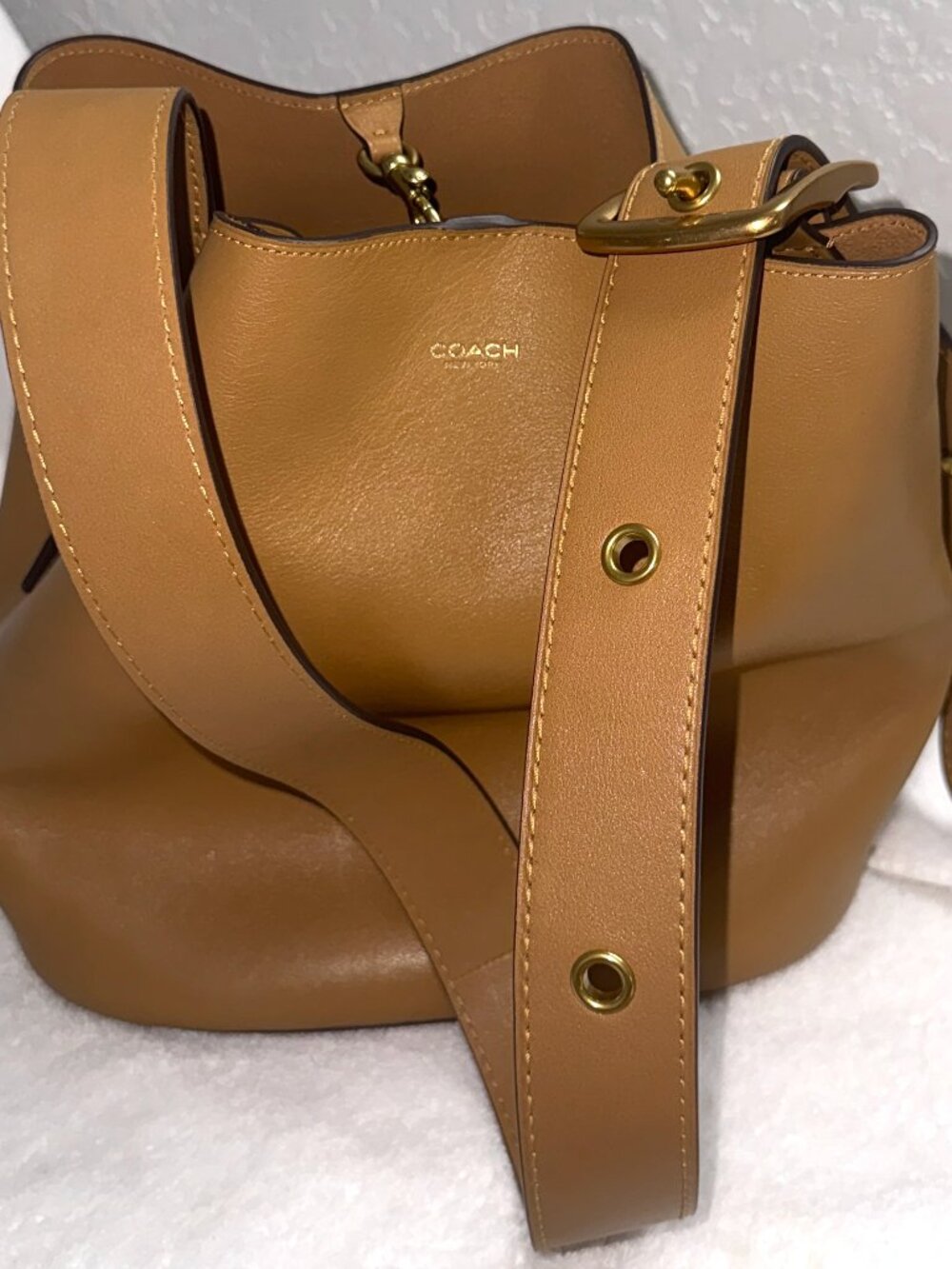 LIKE NEW Coach Bleecker Bucket bag in honey brown/brass hardware. Fast Shipper.